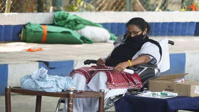 West Bengal Election 2021 : निवडणूक आयोगा विरुद्ध ममता बॅनर्जी आक्रमक, परवानगीशिवाय धरणं आंदोलन सुरु