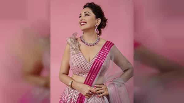 बॉलिवूड अभिनेत्री माधुरी दीक्षित-नेनेचे आजही अनेक चाहते आहेत. अभिनय आणि नृत्याच्या जोरावर माधुरीने बॉलिवूडमध्ये स्वत:ची एक वेगळी छाप पाडली आहे.