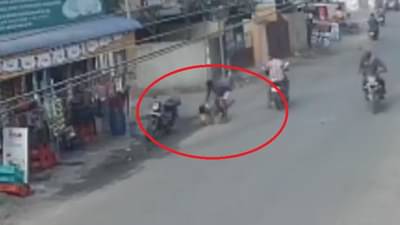 VIDEO | सोनसाखळी चोरीसाठी हल्ला, आठ महिन्यांच्या गर्भवतीला फरफटत नेले...