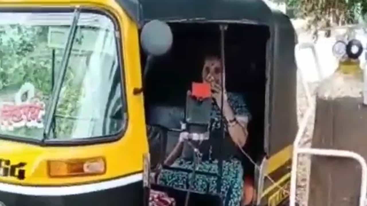 VIDEO: साताऱ्यातील विदारक परिस्थिती; बेड नसल्यामुळे महिलेवर रिक्षामध्ये ऑक्सिजन लावण्याची वेळ