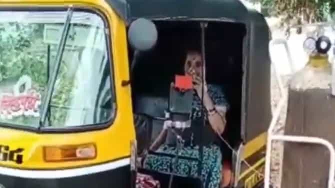 VIDEO: साताऱ्यातील विदारक परिस्थिती; बेड नसल्यामुळे महिलेवर रिक्षामध्ये ऑक्सिजन लावण्याची वेळ