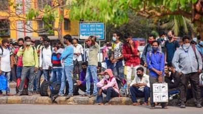 लॉकडाऊनमुळे भयभीत कामगारांची रेल्वे स्थानकांमध्ये प्रचंड गर्दी; रेल्वे म्हणते, पॅनिक होऊ नका!