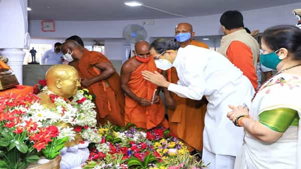 आज भारतीय राज्यघटनेचे शिल्पकार भारतरत्न डॉ. बाबासाहेब आंबेडकर यांची 130 वी जयंती आहे. यानिमित्त राज्याचे मुख्यमंत्री उद्धवठाकरे यांनी चैत्यभूमी स्मारक येथे विनम्र अभिवादन केले.