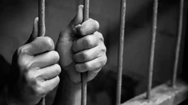 संचित रजा मंजूर न केल्याचा राग, नाशिक जेलमध्ये कैद्याने सॅनिटायझर प्यायलं