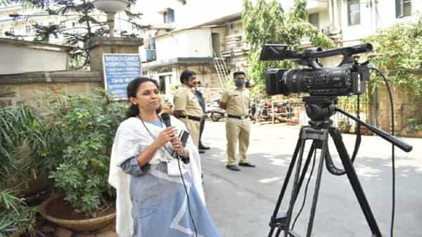 एकीकडे शरद पवारांचं आजारपण आणि दुसरीकडे पंढरपूर विधानसभेची प्रतिष्ठेची पोटनिवडणूक अशी दुहेरी पेचात सापडलेल्या सुप्रिया सुळे यांनी वेळ पडल्यास एखादी स्त्री किती मल्टीटास्किंग होऊ शकते, याचा प्रत्यय आणून दिला. त्यांनी बुधवारी एक मुलगी आणि पक्षाची एक कार्यकर्ता या दोन्ही भूमिका अगदी चोखपणे पार पाडल्या.