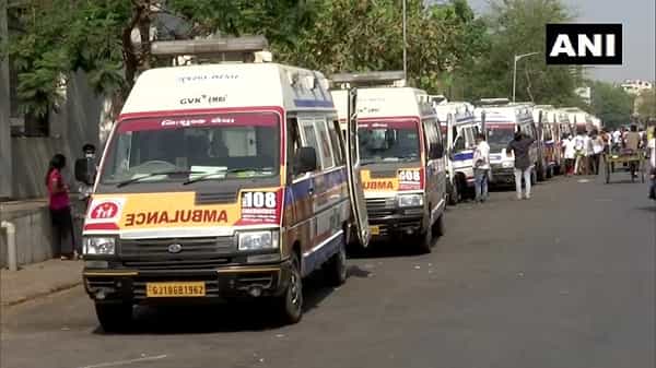 गुजरातमधील कोरोनाची स्थिती दिवसेंदिवस विदारक बनत चालली आहे. कोरोना रुग्णांच्या संख्येसह मृतांच्या संख्येतही मोठी वाढ होत आहे. अशावेळी रुग्णालयांबाहेर रुग्णवाहिकेच्या मोठ्या रांगा पाहायला मिळत आहेत.