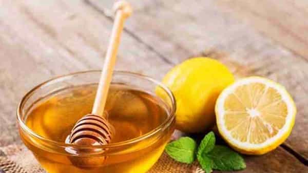 मधात दोन चमचे लिंबाचा रस मिसळून पेस्ट बनवा. अर्ध्या तासासाठी गळ्यावर ठेवा. यानंतर ते पाण्याने धुवा.