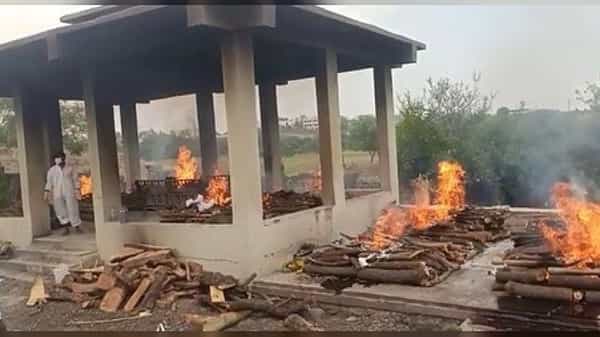 राज्यात कोरोनाचा प्रादुर्भाव दिवसेंदिवस वाढत आहे. कोरोनामुळे होणाऱ्या मृत्यूची संख्याही झपाट्याने वाढतेय. अशावेळी कोरोनाचा विळखा सोडवण्यासाठी मुख्यमंत्री उद्धव ठाकरे यांनी राज्यात 15 दिवसांच्या लॉकडाऊनची घोषणा केलीय. हा लॉकडाऊन का गरजेचा आहे? याचं उत्तर तुम्हाला उस्मानाबादच्या स्मशानभूमीतील चित्र पाहिल्यावर लक्षात येईल.