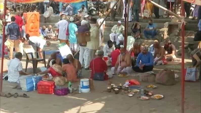 राज्यात कोरोनाचा वाढता प्रादुर्भाव लक्षात घेता महाराष्ट्र सरकारनं 15 दिवसांसाठी संचारबंदी करण्याचा निर्णय घेतला आहे. या संचारबंदीला काल पासून सुरुवात देखील झाली. मात्र नाशिकमध्ये या संचारबंदीचे नियम पाळण्यात येत नसल्याचं चित्र आहे.