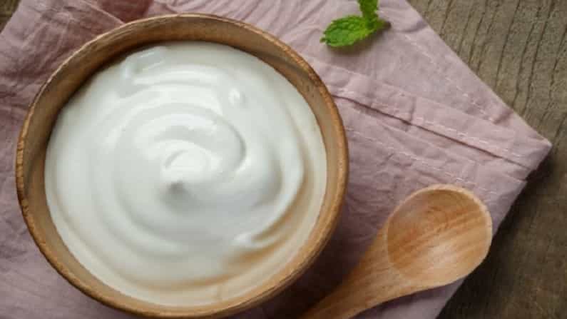 दही आपल्या त्वचेसाठी अत्यंत फायदेशीर आहे. सनबर्नपासून दूर राहण्यासाठी आपण 2 ते 3 मिनिटांसाठी दह्याने त्वचेची मालिश करू शकता. हे टॅनिंग काढून टाकण्यास मदत करेल.