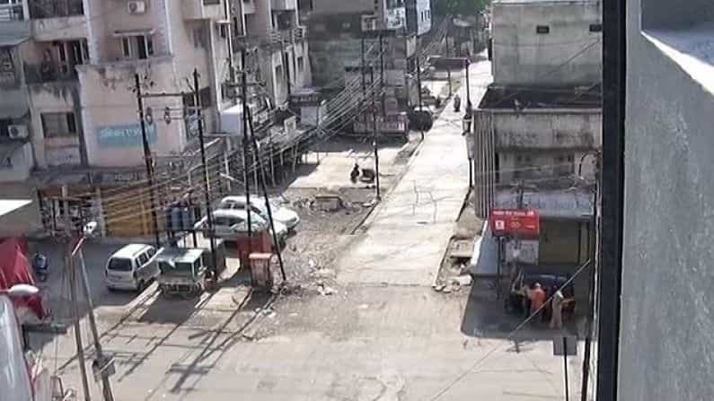 राज्यात कोरोनाचा प्रादुर्भाव दिवसेंदिवस वाढत आहे. कोरोनामुळे होणाऱ्या मृत्यूची संख्याही झपाट्याने वाढतेय. अशावेळी कोरोनाचा विळखा सोडवण्यासाठी मुख्यमंत्री उद्धव ठाकरे यांनी राज्यात 15 दिवसांच्या लॉकडाऊनची घोषणा केलीय.