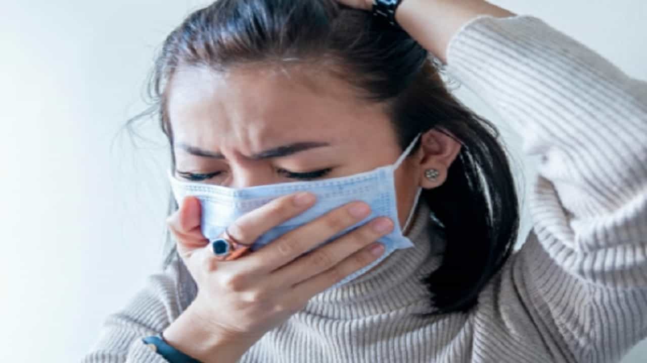 दोन नव्या लक्षणांमुळे कोरोनाबाधितांचं टेन्शन वाढलं, तोंड तर कोरडं पडत नाहीय ना?