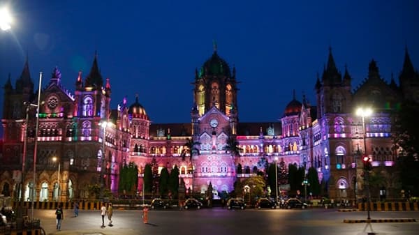 देशाची आर्थिक राजधानी असलेल्या मुंबईतील प्रमुख केंद्र, ज्या ठिकाणी रोज लाखो लोक भेट देतात, ज्या ठिकाणाहून संपूर्ण देश जोडला गेलेला आहे, अशा छत्रपती शिवाजी महाराज टर्मिनसची ऐतिहासिक वास्तू गुरुवारी विद्यूत रोषणाईने उजळून निघाली. निमित्त होतं भारतीय रेल्वेच्या वाढदिवसाचं.