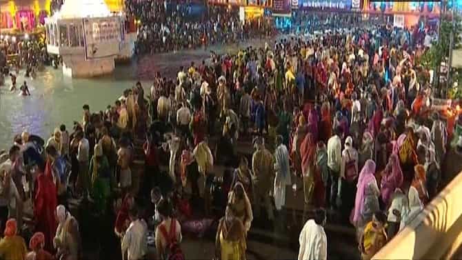 Mahakumbh 2021 | सर्वात मोठ्या दोन नंबरच्या आखाड्याच्या प्रमुखाचं कोरोनाने निधन, 68 टॉपचे साधू संत कोरोनाच्या विळख्यात, कुंभात कोरोनाचा स्फोट