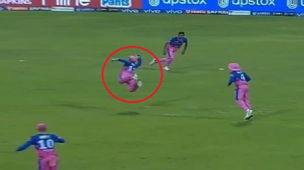 IPL 2021 : उडता संजू, हवेत सूर मारत धवनचा कॅच, गब्बरही हैरान!