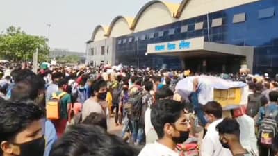 कुर्ल्यापासून नालासोपाऱ्यापर्यंत मजुरांच्या रांगाच रांगा; गावाला जाण्यासाठी कुटुंबासह स्टेशन गाठलं