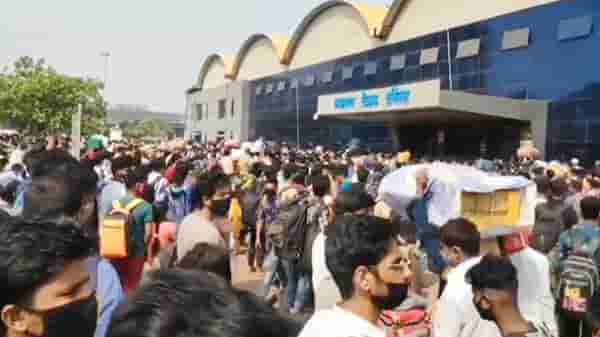 कुर्ल्यापासून नालासोपाऱ्यापर्यंत मजुरांच्या रांगाच रांगा; गावाला जाण्यासाठी कुटुंबासह स्टेशन गाठलं