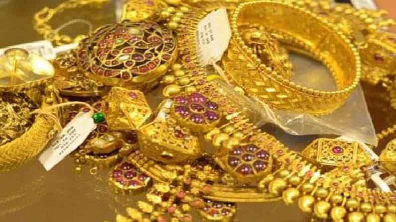 Gold Rate Today: सोन्याच्या किमतीत घसरण; उच्च स्तरापासून अजूनही 7,945 रुपयांनी स्वस्त, पटापट तपासा