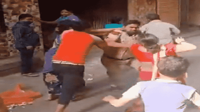 VIDEO : पोलीसही माणूस, त्याला इतकी निघृणपणे मारहाण का? दोन महिला, सहा पुरुषांचं अमानुष कृत्य, व्हिडीओ व्हायरल