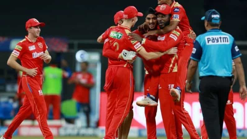 आयपीएलच्या 14 व्या मोसमातील 8 वा सामना आज (16 एप्रिल) पंजाब किंग्स विरुद्ध चेन्नई सुपर किंग्स यांच्यात खेळवण्यात येणार आहे. या पर्वात दोन्ही संघ पहिल्यांदा आमनेसामने भिडणार आहेत. दोन्ही संघांनी या मोसमातील पहिला सामना खेळला आहे. चेन्नईला पहिल्या मॅचमध्ये दिल्लीकडून पराभव स्वीकारावा लागला. तर पंजाबने राजस्थानचा पराभव केला होता.