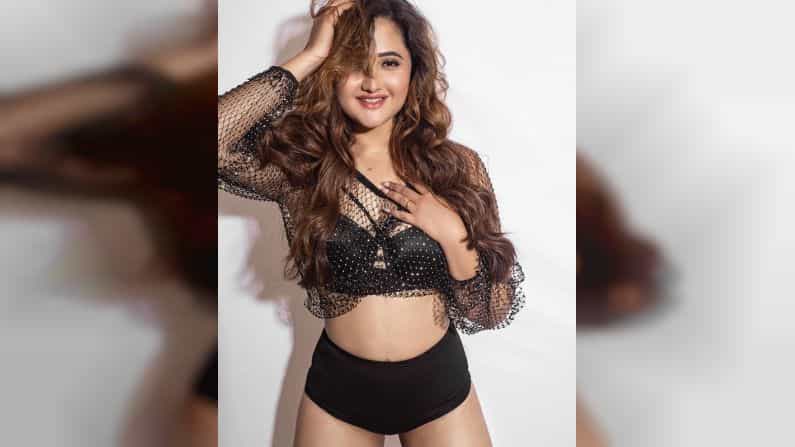 ‘उतरन’ या मालिकेतून घराघरात आपली एक वेगळी जागा निर्माण केलेली तब्बू अर्थात अभिनेत्री रश्मी देसाईचा सोशल मीडियावर मोठा चाहता वर्ग आहे.