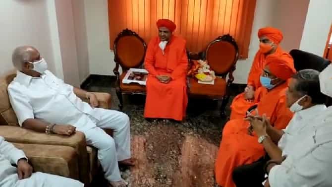 Belgaum by-election | भाजपची नवी खेळी, प्रचाराच्या शेवटच्या दिवशी लिंगायत धर्मगुरुंसोबत खासगी बैठक, समीकरणं बदलणार ?