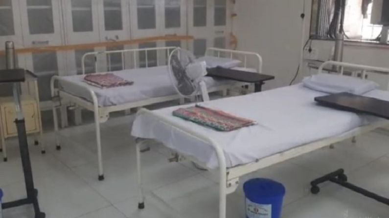 नव्या रुग्णांना रुग्णालयांमध्ये बेडही मिळत नाहीत. त्यामुळे अनेक ठिकाणी एका बेडवर दोन रुग्ण अशी परिस्थिती आहे. 
