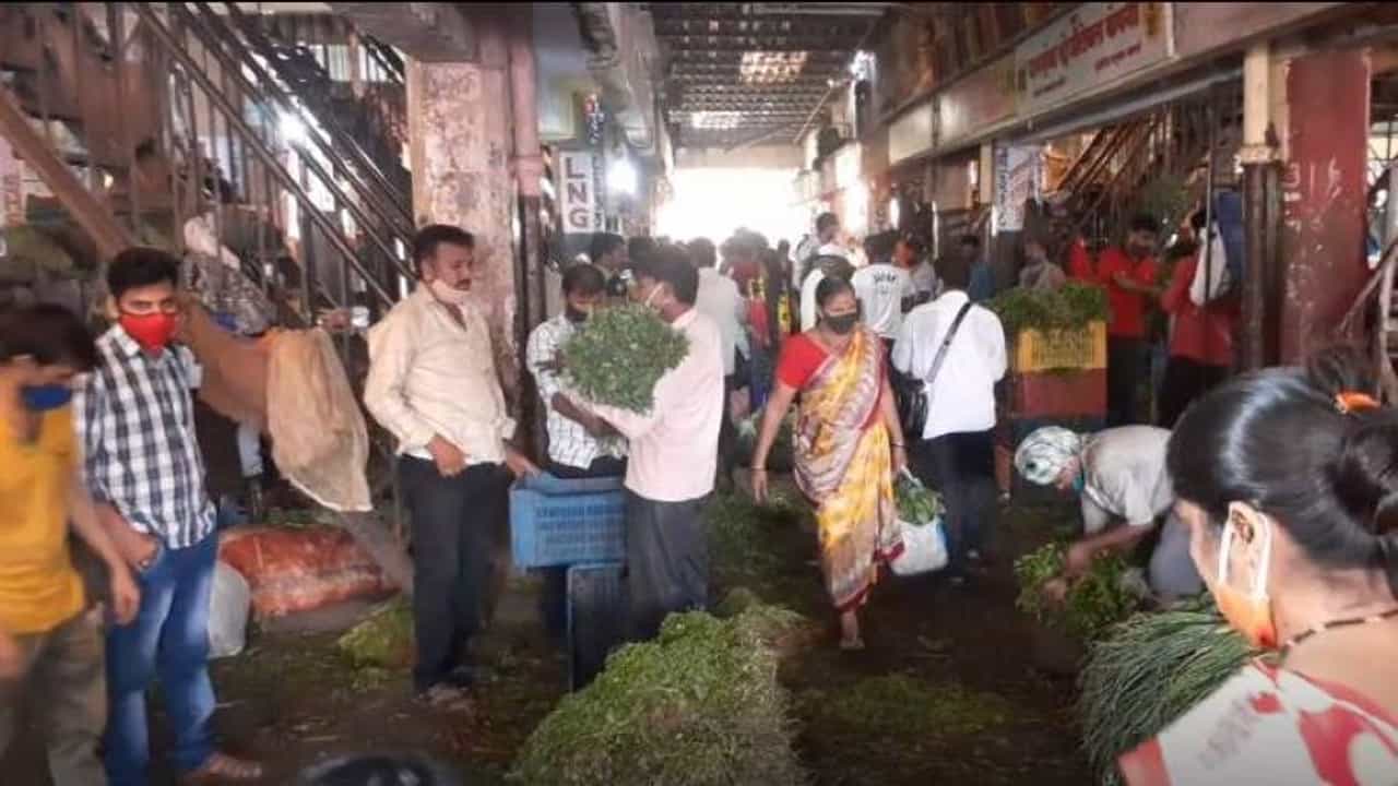 मुंबई APMC भाजीपाला मार्केटमध्ये तुफान गर्दी, सोशल डिस्टन्सिंगचा फज्जा, कोरोनाचा हॉटस्पॉट ठरण्याची भीती