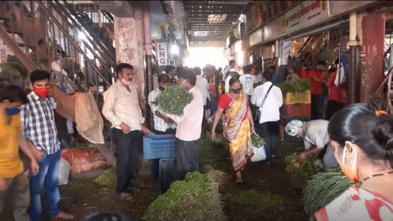 मुंबई APMC भाजीपाला मार्केटमध्ये तुफान गर्दी, सोशल डिस्टन्सिंगचा फज्जा, कोरोनाचा हॉटस्पॉट ठरण्याची भीती मुंबई APMC भाजीपाला मार्केटमध्ये तुफान गर्दी, सोशल डिस्टन्सिंगचा फज्जा, कोरोनाचा हॉटस्पॉट ठरण्याची भीती