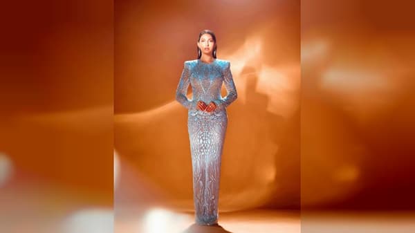 डान्सर-अभिनेत्री नोरा फतेही (Nora Fatehi) सोशल मीडियावर खूप अॅक्टिव्ह आहे. ती नेहमी तिचे हॉट फोटो सोशल मीडियावर शेअर करत असते. तिच्या ग्लॅमरस आणि बोल्ड फोटोंमुळे नोरा नेहमीच चर्चेचा भाग बनत असते.