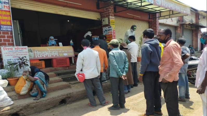 शिवभोजन केंद्रावरील थाळ्या वाढवण्याचा निर्णय, तुमच्या शहरात शिवभोजन थाळी कुठे मिळते? वाचा एका क्लिकवर शिवभोजन केंद्रावरील थाळ्या वाढवण्याचा निर्णय, तुमच्या शहरात शिवभोजन थाळी कुठे मिळते? वाचा एका क्लिकवर