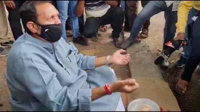 उदयनराजे भोसलेंनी कटोरा घेऊन जमवलेले 450 रुपये जिल्हाधिकाऱ्यांनी मनीऑर्डरने परत पाठवले