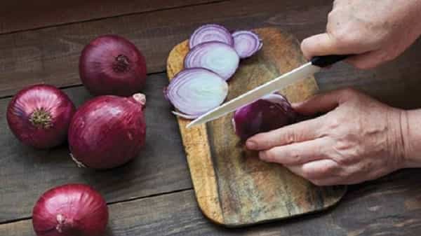 कांदा डोळ्यांत पाणी का आणतो? जाणून घ्या यामागील गुपित