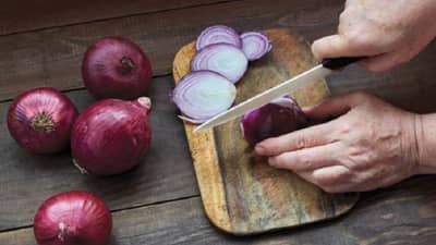 ONION | कांदा डोळ्यांत पाणी का आणतो? जाणून घ्या यामागील गुपित