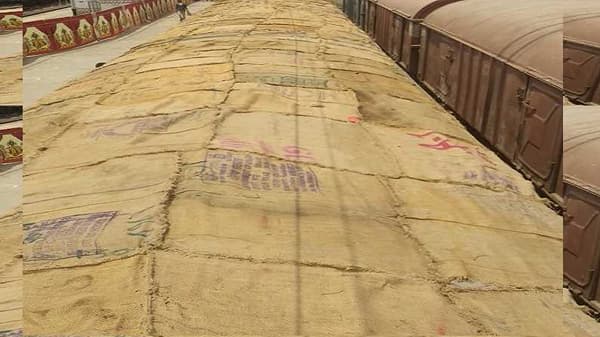 कोरोना विरुद्धच्या लढ्यात रेल्वे पूर्ण ताकदीनं उतरत आहे,असं पियुष गोयल म्हणाले. महाराष्ट्रातील नंदुरबारमध्ये रेल्वेच्या डब्यांचं रुपांतर आयसोलेशन कोचमध्ये करण्यात आलं आहे.