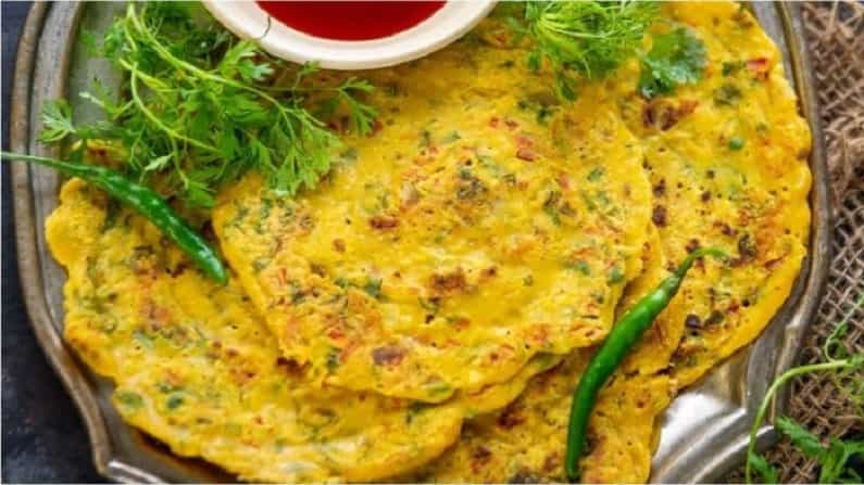 तुम्हाला कमी वेळेत आणि हेल्दी खायचे असेल तर तुम्ही घरी बेसनच्या पीठाचे थालीपाठ बनवा. यासाठी तुम्हाला वेळही कमी लागेल आणि टेस्टी देखील होती.