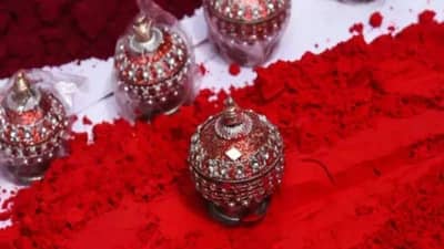 Vastu Tips Sindoor : त्रस्त आहात, सन्मान मिळत नाहीये, पैसै नाहीत; मग कुंकू ठरेल उपयोगी; हे एकदा कराच