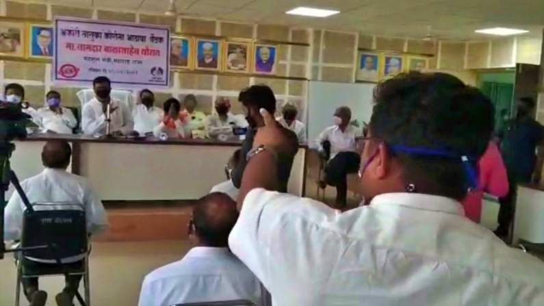 VIDEO: अहमदनगरमध्ये बाळासाहेब थोरातांच्या बैठकीत राष्ट्रवादीच्या कार्यकर्त्याचा गोंधळ VIDEO: अहमदनगरमध्ये बाळासाहेब थोरातांच्या बैठकीत राष्ट्रवादीच्या कार्यकर्त्याचा गोंधळ