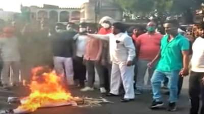 VIDEO: बुलडाण्यात सेना-भाजपात फुल्ल ऑन राडा, सेना आमदाराच्या वक्तव्यावर भररस्त्यात जाळपोळ