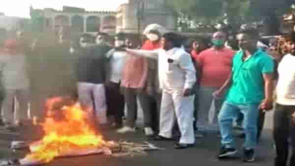 VIDEO: बुलडाण्यात सेना-भाजपात फुल्ल ऑन राडा, सेना आमदाराच्या वक्तव्यावर भररस्त्यात जाळपोळ
