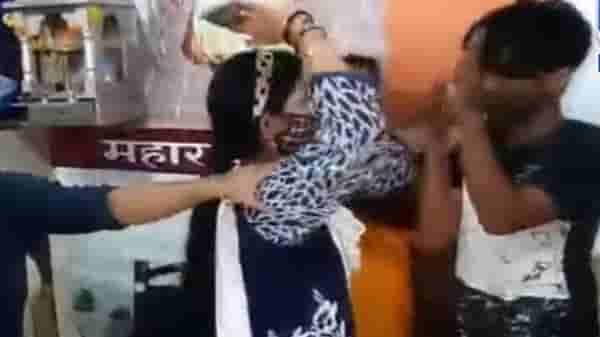 VIDEO: महिलांना अश्लिल व्हीडिओ पाठवणाऱ्या विकृत तरुणाला मनसेच्या कार्यकर्त्यांकडून चोप
