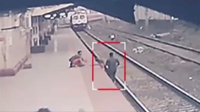 Video : कोण म्हणतं देवदूत नसतो? अंध आईच्या हातातला मुलगा चालता चालता रेल्वे ट्रॅकवर पडला आणि तेवढ्यात रेल्वे आली, पुढे काय घडलं ते बघा...