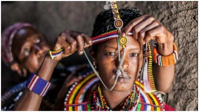 केनियातील मसाई पद्धतीचं लग्न जिथे वधू आपला चेहरा आणि शरीर रंगीत मण्यांनी सजवते.