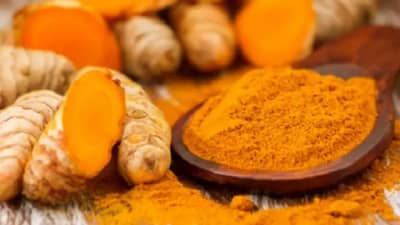 Immunity Booster : कोरोना काळात हळदीचे सेवन ठरेल गुणकारी, तज्ज्ञांकडून जाणून घ्या योग्य मात्रा !
