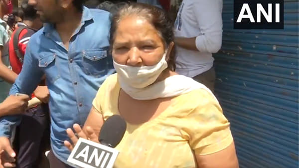 गुत्ते उघडाच, मग पाहा, दारू आत, कोरोना बाहेर; दारूवाल्या आंटीचा केजरीवालांना झिंगाट सल्ला!