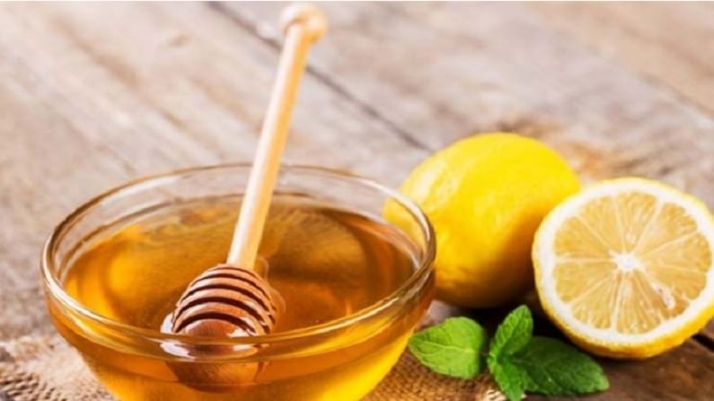 लिंबाचा रस आणि मध फेसपॅक - 1 चमचे मध आणि 1 चमचे लिंबाचा रस मिसळून पेस्ट बनवा. ते चेहऱ्यावर लावा आणि 1 तास ही पेस्ट चेहऱ्यावर ठेवा. यानंतर ते थंड पाण्याने धुवा. हा लिंबाचा रस नैसर्गिक ब्लीचप्रमाणे कार्य करतो आणि मध त्वचेमध्ये ओलावा राखतो. 