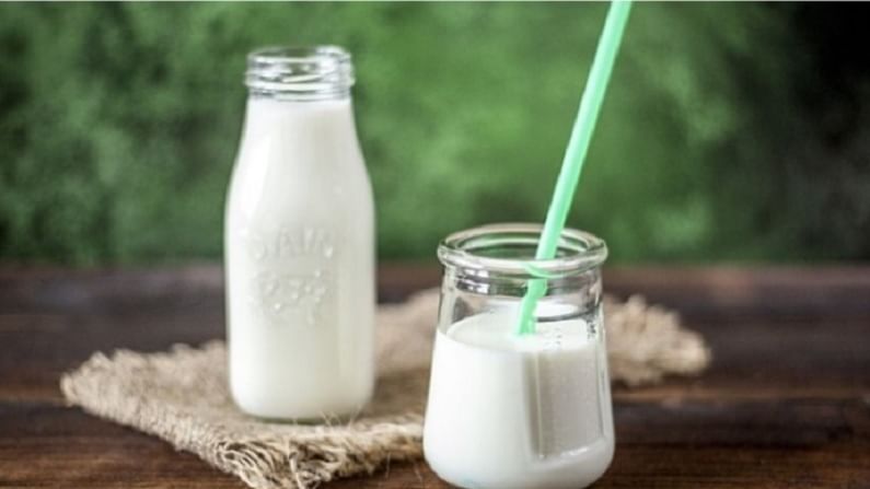 दूध आणि तांदळाचा पीठाचा  फेसपॅक - तांदळाच्या पिठात 2 चमचे दूध मिसळून जाड पेस्ट बनवा. 1 किंवा 2 तासांसाठी चेहऱ्यावर लावा. यानंतर ते थंड पाण्याने धुवा. हे त्वचा चमकदार करते.