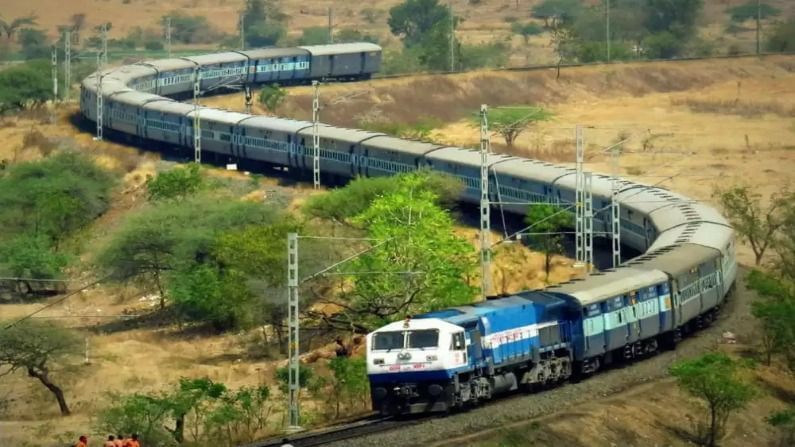 Indian Railway: मान्सूनमध्ये अखंडित सेवा देण्यासाठी रेल्वेची तयारी, अतिवृष्टी, पूर परिस्थितीत वाहतूक सुरु ठेवण्यासाठी प्लॅन तयार