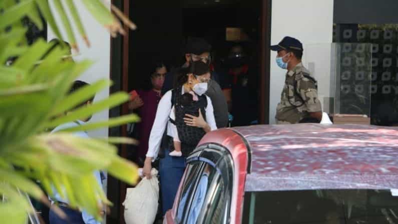 भारतीय क्रिकेट संघाचा कर्णधार विराट कोहली आणि अभिनेत्री अनुष्का शर्माला मुंबई विमानतळावर स्पॉट कण्यात आलंय. दोघांसोबत त्यांची मुलगी वामिकासुद्धा होती.