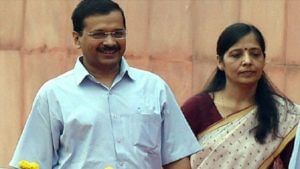 Delhi Corona Update : मुख्यमंत्री अरविंद केजरीवालांच्या पत्नी कोरोना पॉझिटिव्ह, केजरीवाल विलगीकरणात